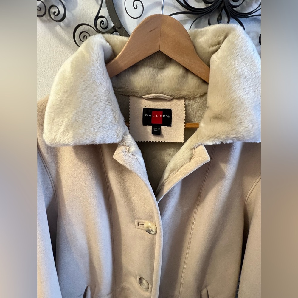 GALLERY Cream faux shearling jacket with detachable hood. Size Large.